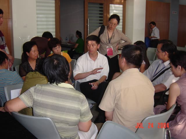 2004 年 4 月 · 齐大辉教授与学员围坐交流《家庭公约》实际运用